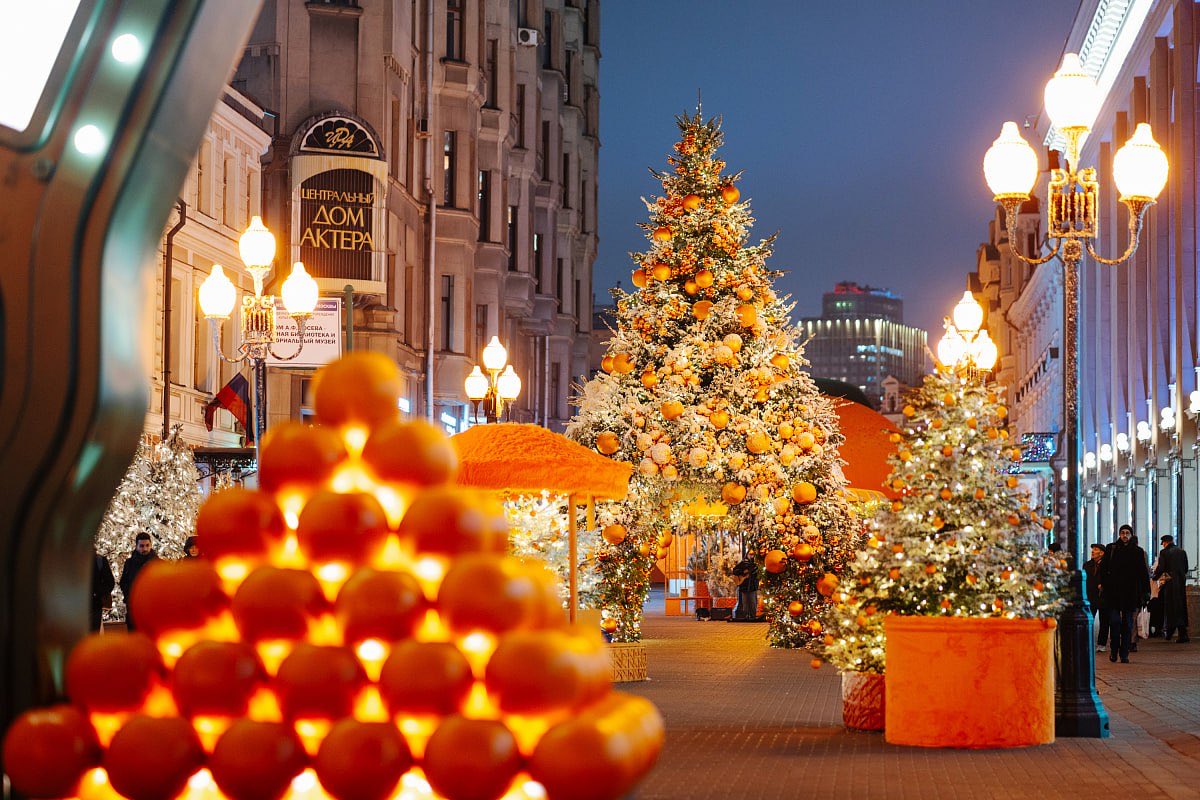 RusEmbassyJ's tweet image. 🍊「冬のモスクワ」プロジェクト一環で、スタールイ・アルバート通りが「みかん天国」に姿を変えました。ロシアの新年に欠かせない存在のみかんに、通りの至るところで出会えます。

詳しく🔗facebook.com/share/p/1HtQXk…