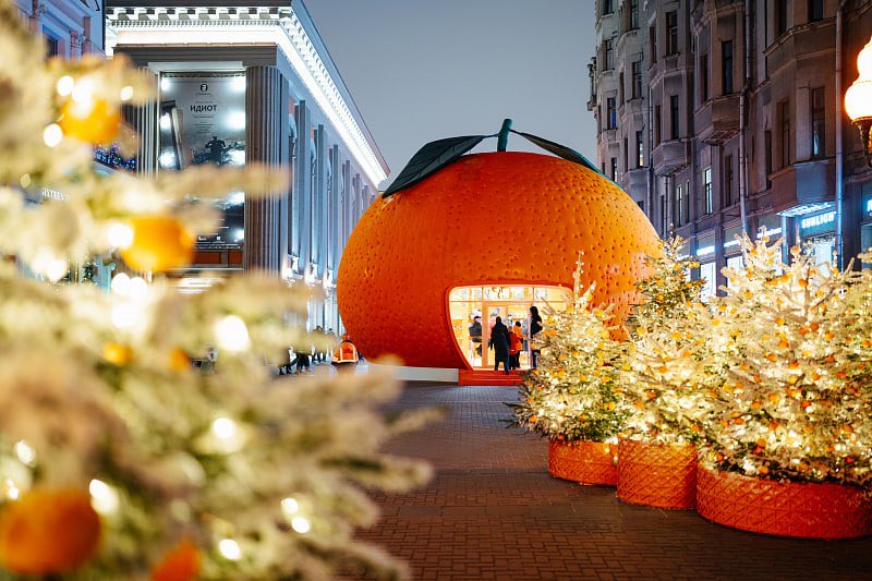 RusEmbassyJ's tweet image. 🍊「冬のモスクワ」プロジェクト一環で、スタールイ・アルバート通りが「みかん天国」に姿を変えました。ロシアの新年に欠かせない存在のみかんに、通りの至るところで出会えます。

詳しく🔗facebook.com/share/p/1HtQXk…