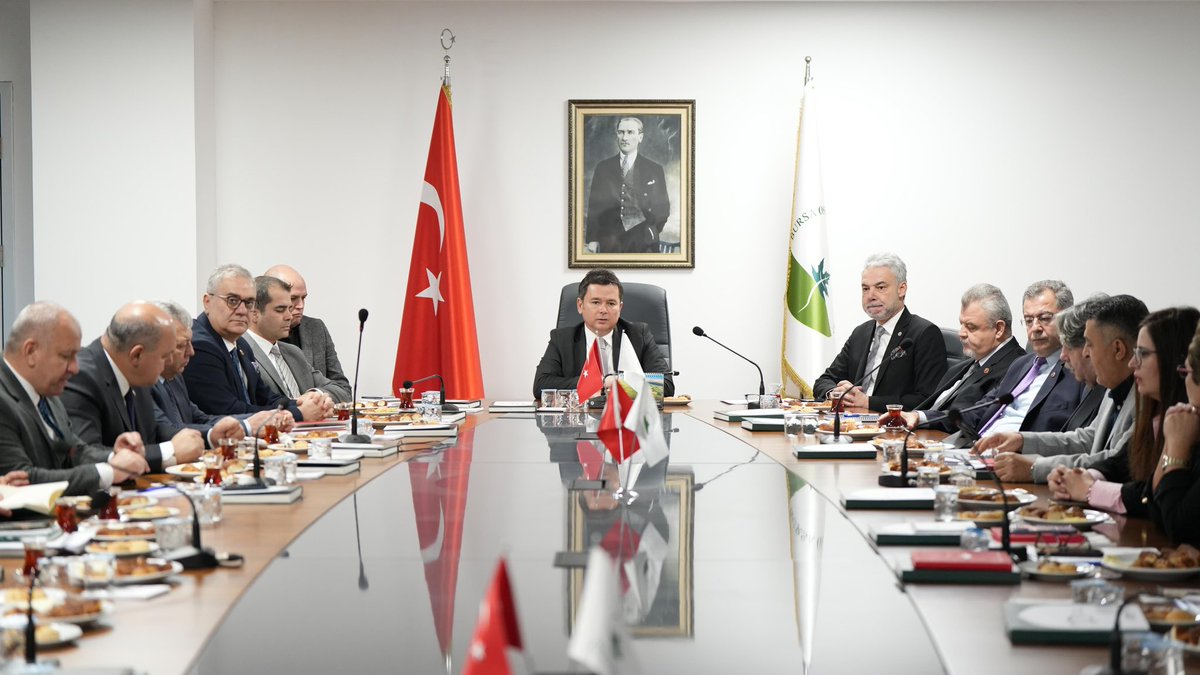 erkanecz's tweet photo. Daha mutlu, daha huzurlu ve daha modern bir Osmangazi için çalışıyoruz.

2025 yılının sonuna geldik. Belediye Başkan Yardımcılarımız ve Birim Müdürlerimizle yıl boyunca yaptığımız yatırımları ve 2026 yılında vatandaşlarımıza daha iyi nasıl hizmet verebiliriz noktasında atılması gereken adımları konuştuk. 

Bizler yatırımlarımızı verimli hale getirerek vatandaşlarımızın memnuniyetinin, yaşam kalitesinin en üst seviyede olmasını hedefliyoruz. 

Birlikte çalışıp, emek verip, yeni yılda yeni yatırımlarımızı hayata geçireceğiz.