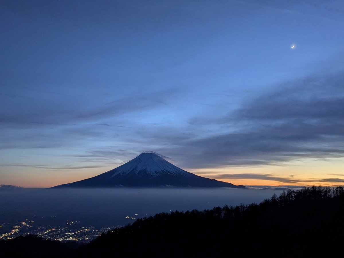 5ヶ月ぶりに再会した夫と結婚記念に三つ峠山登山⛰️
選んだコースが想像を遥かに超える険しさで、沈みゆく太陽と時間を競いながらの登山....。山頂の三つ峠山荘にて1泊。翌日は雨だったのでモーニング珈琲片手に富士山を愛でる夢は叶いませんでしたが良い記念になりました。