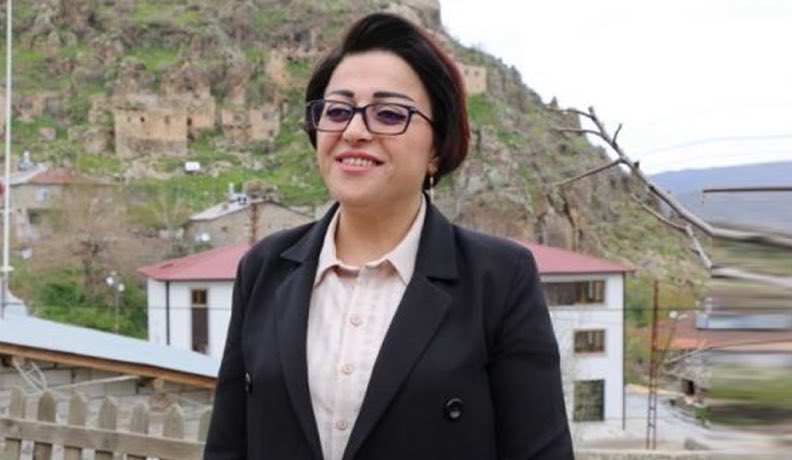 DEM Parti milletvekili Öznur Bartın, asgari ücret üzerinden Türk milleti ile dalga geçti: 

“Açlık sınırı 30.000 TL
Asgari ücret 28.075 TL

Siz gazoz içmeye devam edin faşolar”