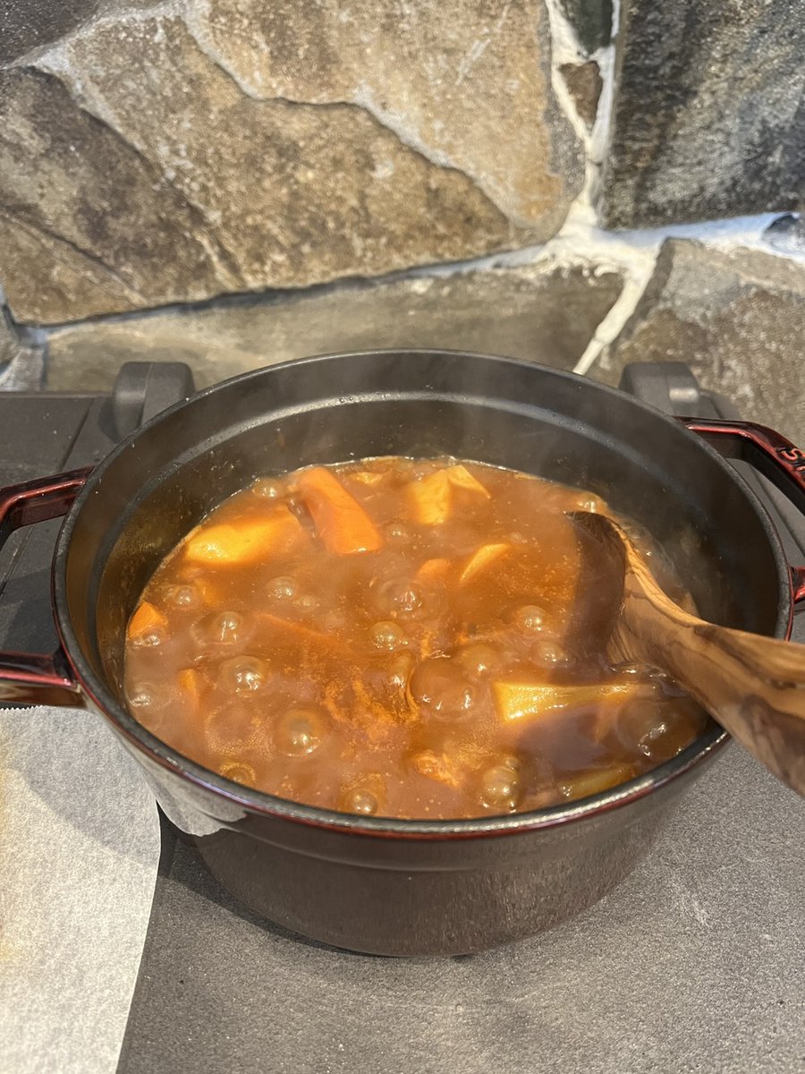 クリスマス料理といえば… ビーフシチュー！ 薪ストーブの上でコトコト