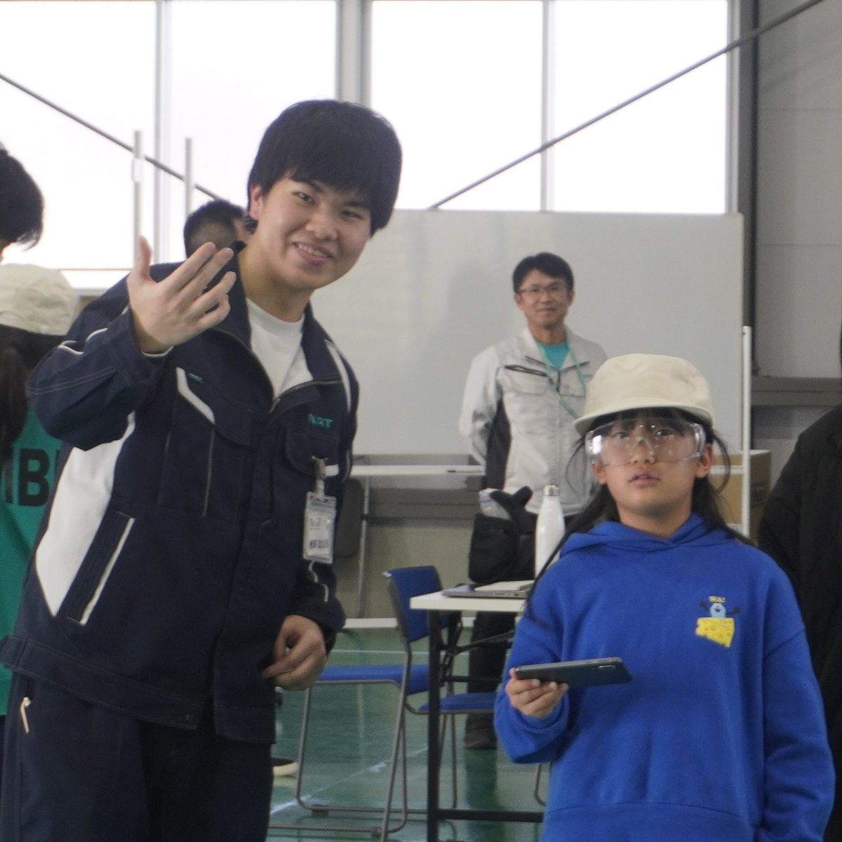 NAT_information's tweet photo. 12月20日(土)に、小学生向けイベント「プログラミングでSDGs！」を社内にて開催いたしました！

��近な環境問題を踏まえつつ、ドローンを使ってプログラミングの基礎を学んでいただきました。
子どもたちは、自分で組んだプログラムがドローンの動きとして形になる体験に目を輝かせていました👀✨ https://t.co/sLKgaYbDvg