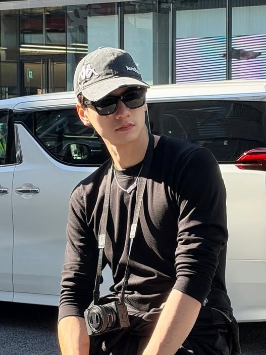 ฮีเป็นช้างเผือกในป่ายางจริง ๆ ละทุกวันนี้ก็ไม่ได้คิดว่าตัวเองหล่อขนาดนั้นด้วยซ้ำไป(แต่ใช้ความหล่อเป็น) ทั้งที่หน้าอย่างงี้ไม่ใช่เดินสวนกันแล้วจะเจออะพี่เข้าใจเรื่องไหม ละไม่ได้หล่อแค่พาร์ทแต่งองค์ทรงเครื่องอะ พาร์ทวันธรรมดาวันนึงก็หล่อ 😭