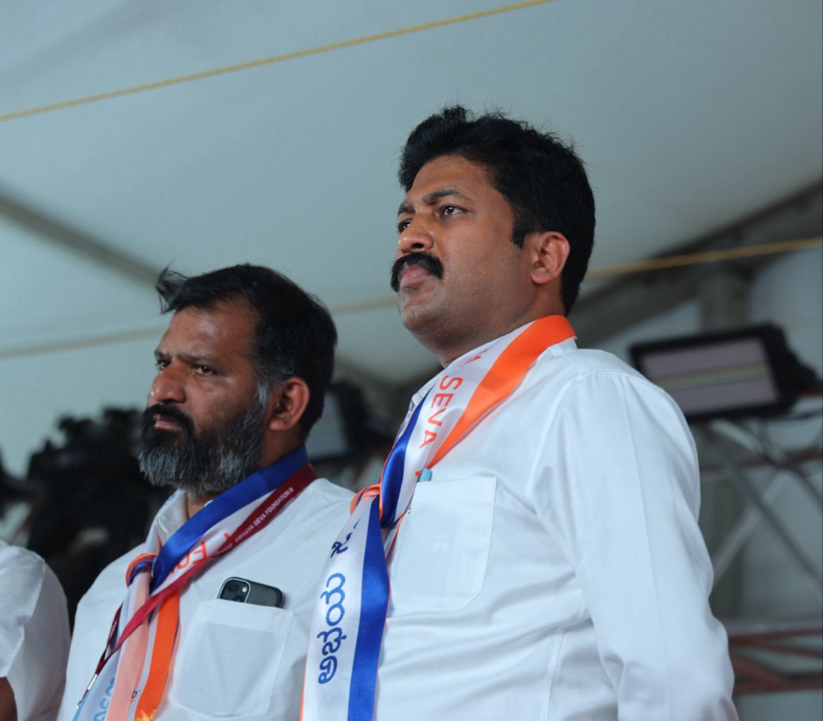BRShetty1's tweet photo. ಬೆಂಗಳೂರಿನ ರಾಜಾಜಿನಗರದ ಶ್ರೀ ರಾಮ ಮಂದಿರ ಮೈದಾನದಲ್ಲಿ ನಡೆದ ಉಮೇಶ್ ಶೆಟ್ಟಿ ಮಂದಾರ್ತಿಯವರ ಅಭಯ ಸೇವಾ ಫೌಂಡೇಶನ್ (ರಿ.) ಬೆಂಗಳೂರು ಇವರ ಕನಸಿನ ಯಶಸ್ವಿ ಮೂರು ದಿನಗಳ ಕಾರ್ಯಕ್ರಮ ಅಭಯ ಸೇವಾ ಸಂಕಲ್ಪದಲ್ಲಿ ಇವತ್ತು ನಾನು ಜೊತೆಯಾದ್ದೇನು. ಅನೇಕ ವರ್ಷಗಳಿಂದ ಅಭಯ ಸೇವಾ ಫೌಂಡೇಶನ್ ತುಂಬಾ ಒಳ್ಳೊಳ್ಳೆಯ ಸೇವಾ ಕೈಂಕರ್ಯಗಳನ್ನ ಮಾಡುತ್ತಾ ರಕ್ತದಾನ, https://t.co/Is17Z7qd5h