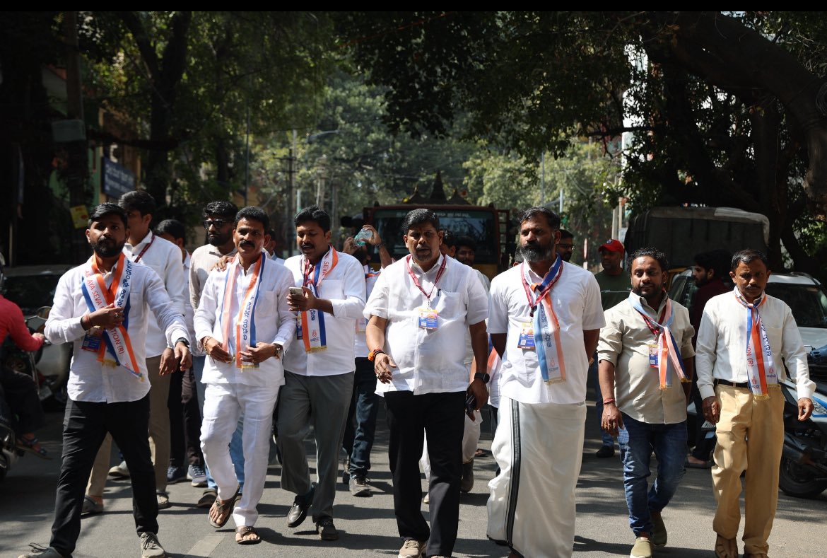 BRShetty1's tweet photo. ಬೆಂಗಳೂರಿನ ರಾಜಾಜಿನಗರದ ಶ್ರೀ ರಾಮ ಮಂದಿರ ಮೈದಾನದಲ್ಲಿ ನಡೆದ ಉಮೇಶ್ ಶೆಟ್ಟಿ ಮಂದಾರ್ತಿಯವರ ಅಭಯ ಸೇವಾ ಫೌಂಡೇಶನ್ (ರಿ.) ಬೆಂಗಳೂರು ಇವರ ಕನಸಿನ ಯಶಸ್ವಿ ಮೂರು ದಿನಗಳ ಕಾರ್ಯಕ್ರಮ ಅಭಯ ಸೇವಾ ಸಂಕಲ್ಪದಲ್ಲಿ ಇವತ್ತು ನಾನು ಜೊತೆಯಾದ್ದೇನು. ಅನೇಕ ವರ್ಷಗಳಿಂದ ಅಭಯ ಸೇವಾ ಫೌಂಡೇಶನ್ ತುಂಬಾ ಒಳ್ಳೊಳ್ಳೆಯ ಸೇವಾ ಕೈಂಕರ್ಯಗಳನ್ನ ಮಾಡುತ್ತಾ ರಕ್ತದಾನ, https://t.co/Is17Z7qd5h