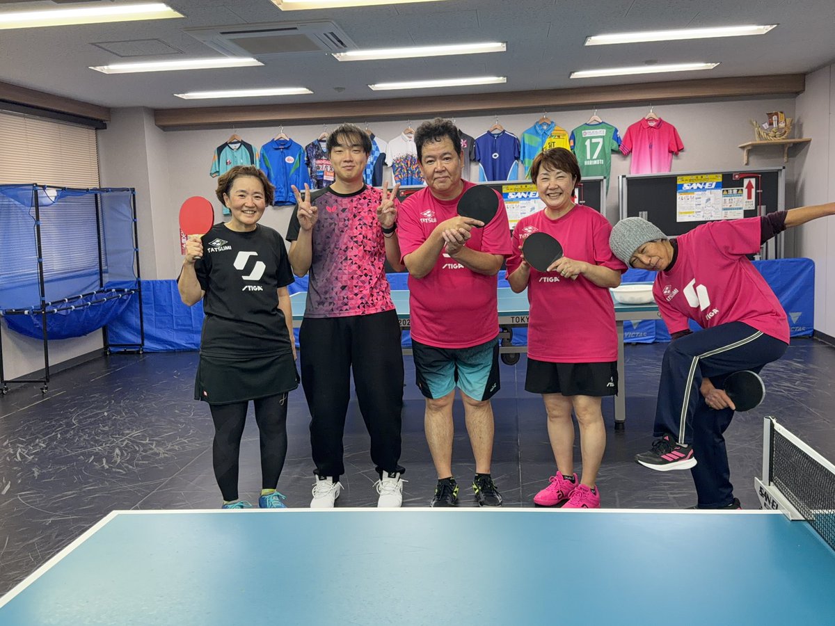 こんにちは！

今日は午前のレッスンでアマテラスTシャツを着て頂いてお越しくださいました！
ありがとうございました！
記念に📷
いつもありがとうございます🙇
少し早いですが良いお年を！！！
#アマテラス卓球場
#アマテラスTシャツ
#一般教室
#相模原
#STIGA
#いつもありがとうございます