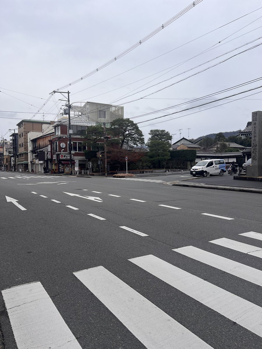 いやマジでこんなにガラガラの京都すごい。八坂神社前も知恩院の前も人がいません。多分京都に行くなら今です😙