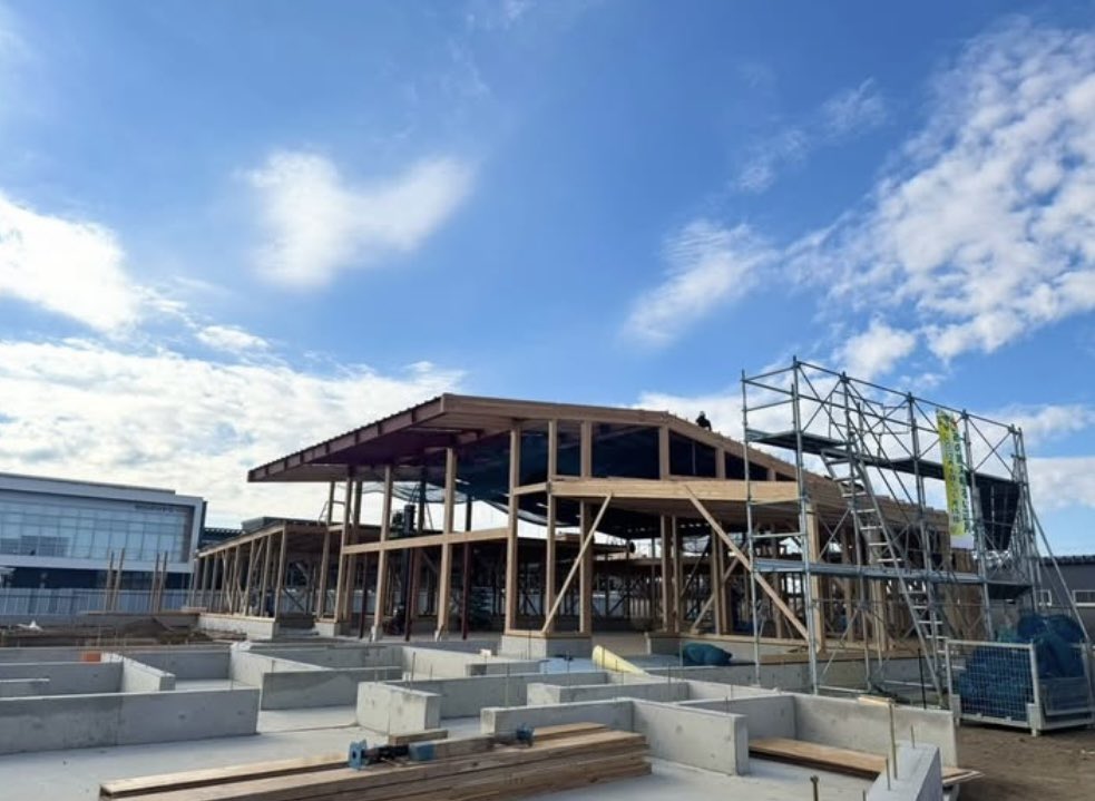 Attractive2007's tweet photo. 来春オープン「ヘリテージパーク 水戸」建設中🏗

屋根の骨組みが組み上がり
特徴的なデザインが姿を現しました。

この「途中の時間」も
私たちには欠かせない大切な物語の一部✨

新しい街のシンボルが誕生するまで
一緒に見守っていただけたら嬉しいです🫧

#ヘリテージパーク水戸 #アトラクティブ https://t.co/2NKfYWg3nL