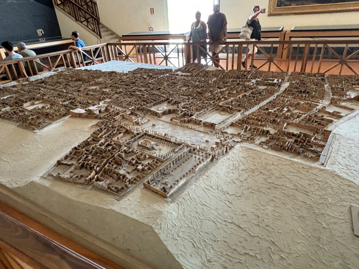 Italianlearnin2's tweet photo. City of Pompeii. https://t.co/PGMfqgINAD