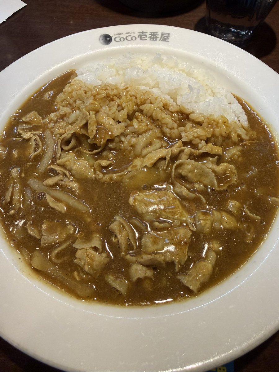 yh_shiraishi's tweet image. 高級カレー屋で並んでたら、わしの目の前でわしの傘を傘立てから持って行こうとする奴がいたので「それわしのやで」と注意したら「あっ」と言って他の傘を持って出て行きよった。高級店ならそれ相応の振る舞いせえよ。