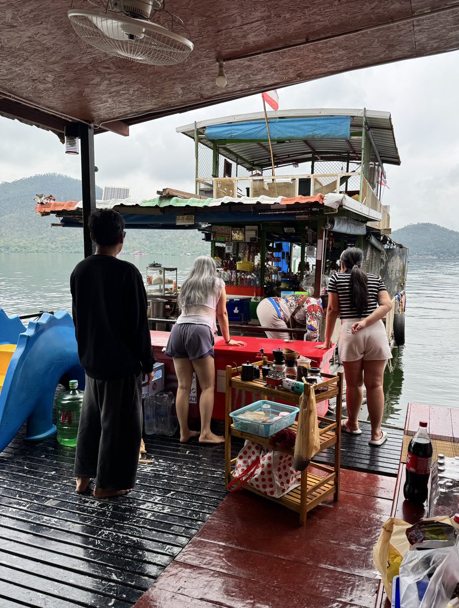 pattieying1's tweet image. สะดวกซื้อใกล้ฉัน…รูปนี้น่ารักดี🥰… #กลุ่มขี้เมา #กาญนะจ้ะ