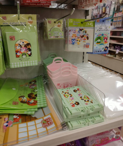 shimapatobu's tweet photo. 100均『お茶犬』コラボまとめ！全種類、口コミ、JANコード、取扱店はどこ？セリアで！ブラインドランダムのグッズ！ダイソー、キャンドゥも？アクキー、ジッパーバッグ、クリアファイル、マステも！

https://t.co/DnubId6vjN

#セリア #100均 #100円　#お茶犬　#100円ショップ
近所のセリアでも12月24日に入荷していました！