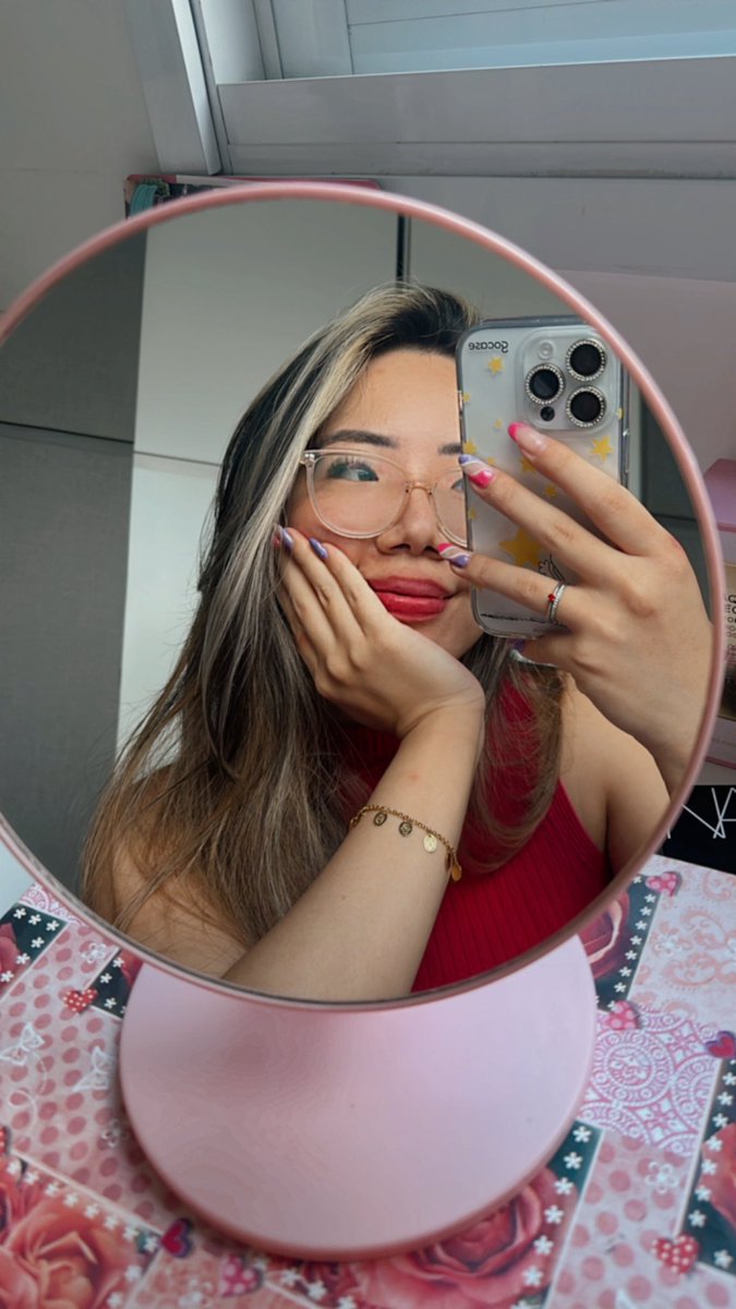 licença, passando na timeline a responsável que fez essa pessoa que vos digita se apaixonar pela primeira (e será a única) vez na vida 💘💘💘💘