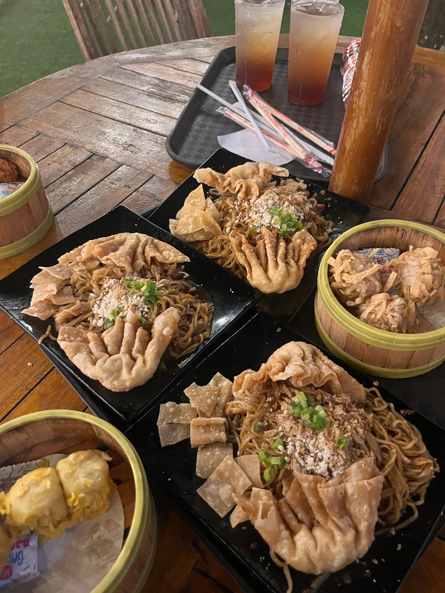 helloelaaa's tweet image. Late celebration, real happiness 🎂✨
thank u so muchh guyss😍