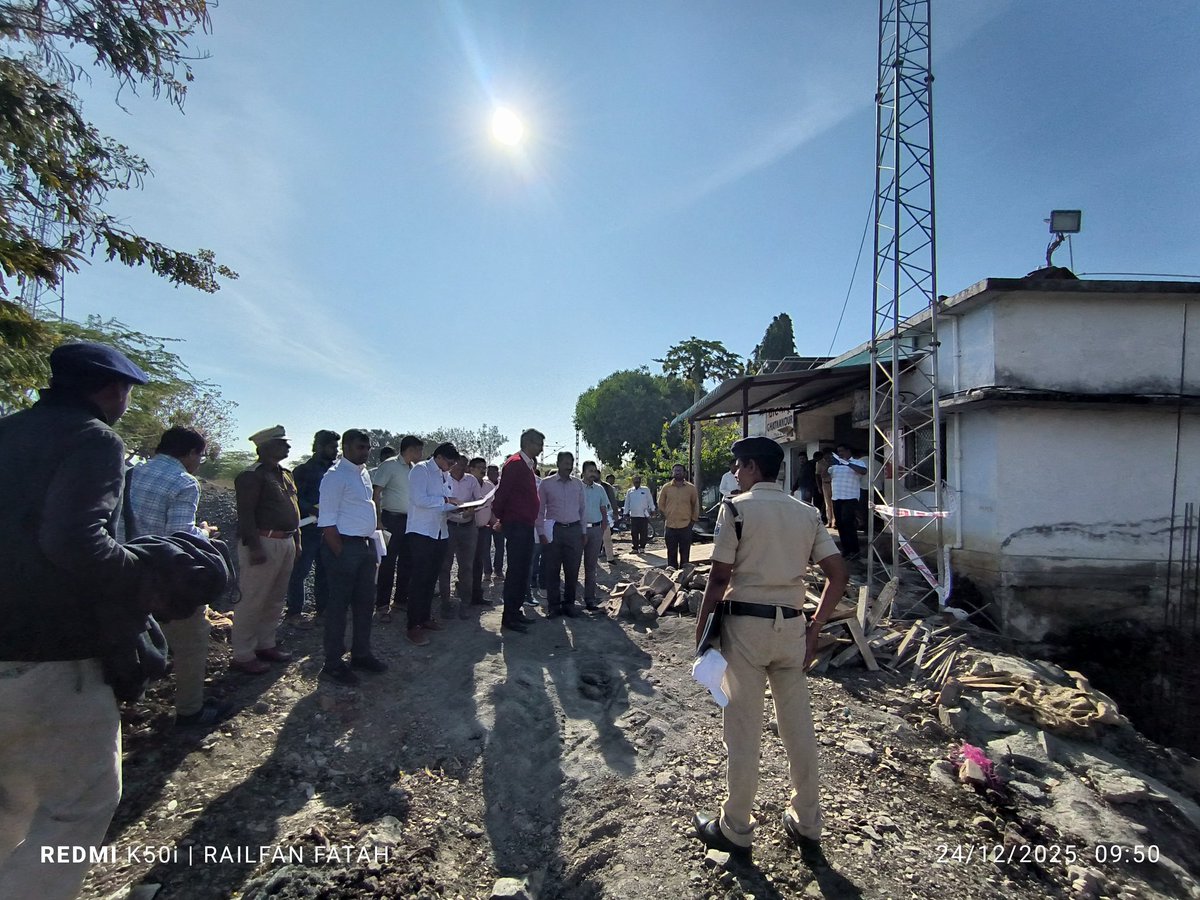 FatahAhad's tweet photo. Dr. R. Gopalakrishnan, DRM Secunderabad, accompanied concern branch officers reviewed the ongoing Station development works at Ghat Nandur Railway Station.. 
@SCRailwayIndia https://t.co/X2oZceONz1