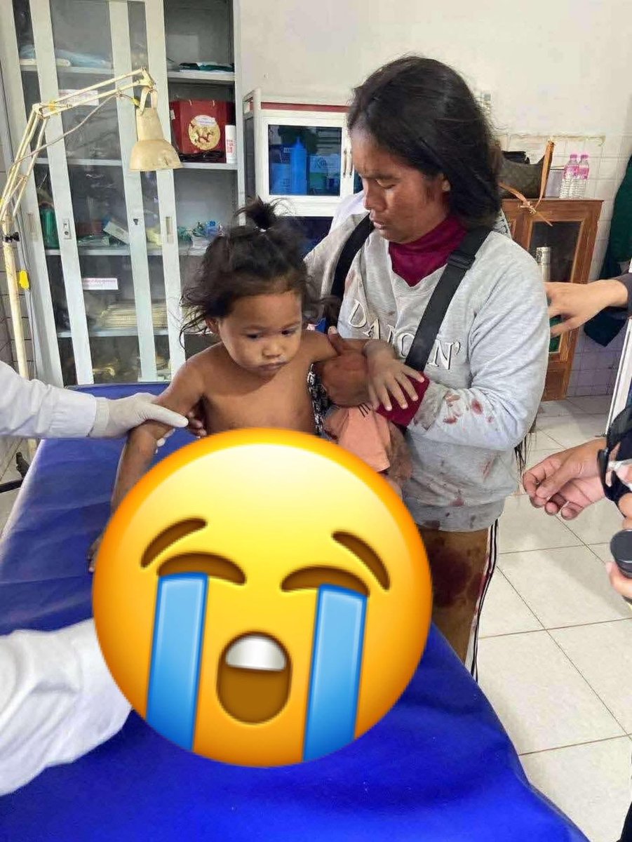 AnNa_Camarmy's tweet photo. Cambodia civilians were injured by Invasion of Thai military.
Thailand military are inhuman 

#CambodiaNeedsPeace 
#JusticeForCambodia https://t.co/HeUArQ7oVk