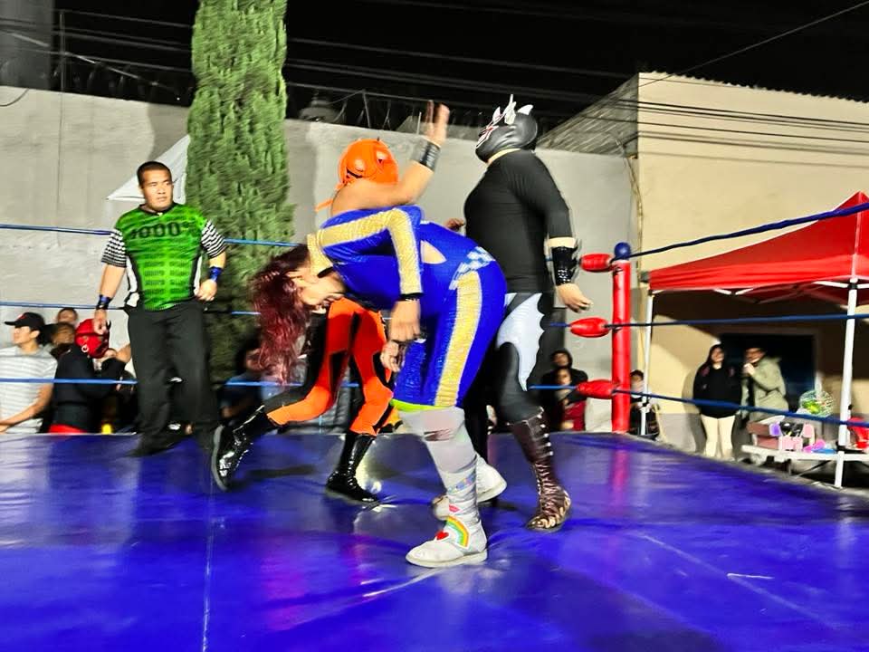 LaTijeraLucha's tweet image. La lucha súper estelar de la posada navideña de los amigos Julio Ureña y Carlos Aviles,es una batalla en relevos atómicos donde el bando técnico #Cocolores, #ReyNeza, #Cachetada y #GoldenPower vence de buena manera a #Pantano, #Desastre, #Horizontal y #Vertical...
#latijera