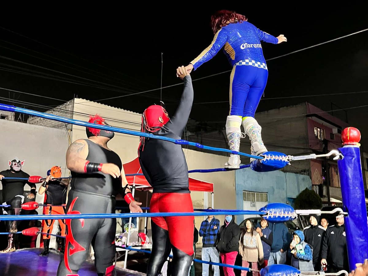 LaTijeraLucha's tweet image. La lucha súper estelar de la posada navideña de los amigos Julio Ureña y Carlos Aviles,es una batalla en relevos atómicos donde el bando técnico #Cocolores, #ReyNeza, #Cachetada y #GoldenPower vence de buena manera a #Pantano, #Desastre, #Horizontal y #Vertical...
#latijera