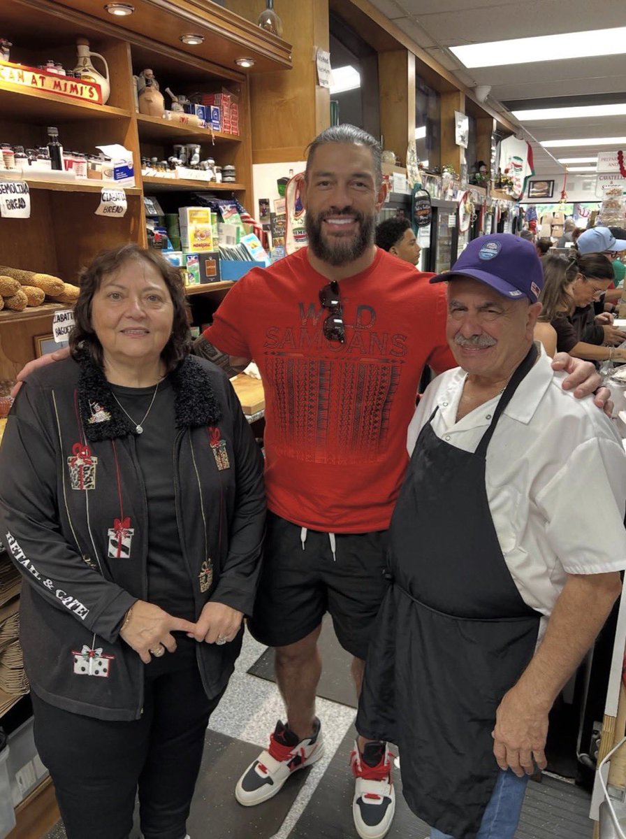 EliteClubS0B's tweet image. Roman Reigns spent the day picking up and delivering pizza to sick kids at a children’s hospital this holiday season. ❤️

(📷 mimisravioli)