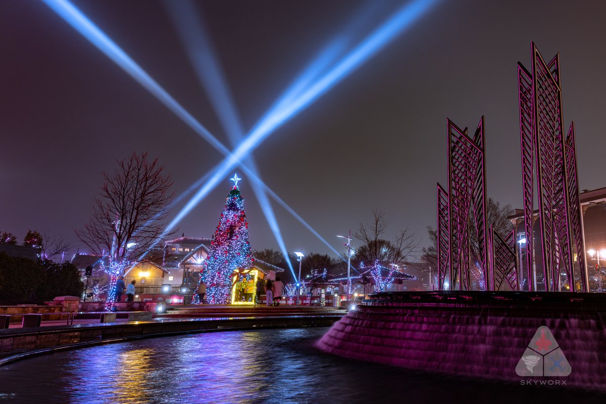 Skyworx_Media's tweet image. 1. Christmas lights on - Check
2. Perfect foggy conditions - Check
3. Have camera in hand - Check

Merry Christmas Eve Eve from Owensboro KY!!!!!!!!