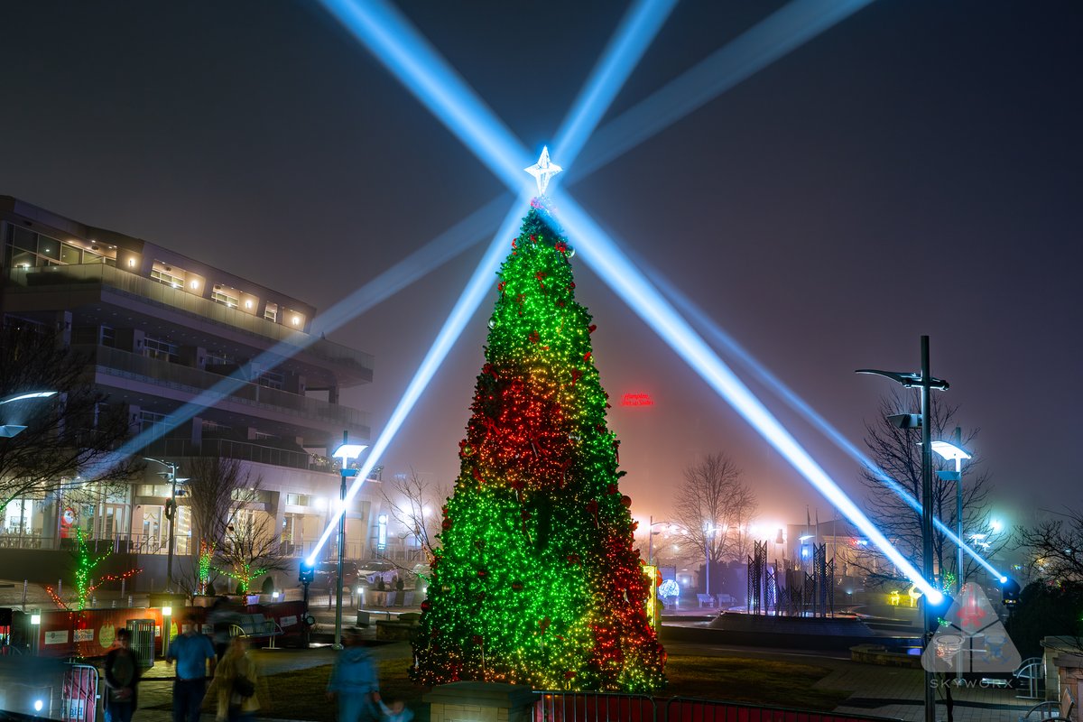 Skyworx_Media's tweet image. 1. Christmas lights on - Check
2. Perfect foggy conditions - Check
3. Have camera in hand - Check

Merry Christmas Eve Eve from Owensboro KY!!!!!!!!