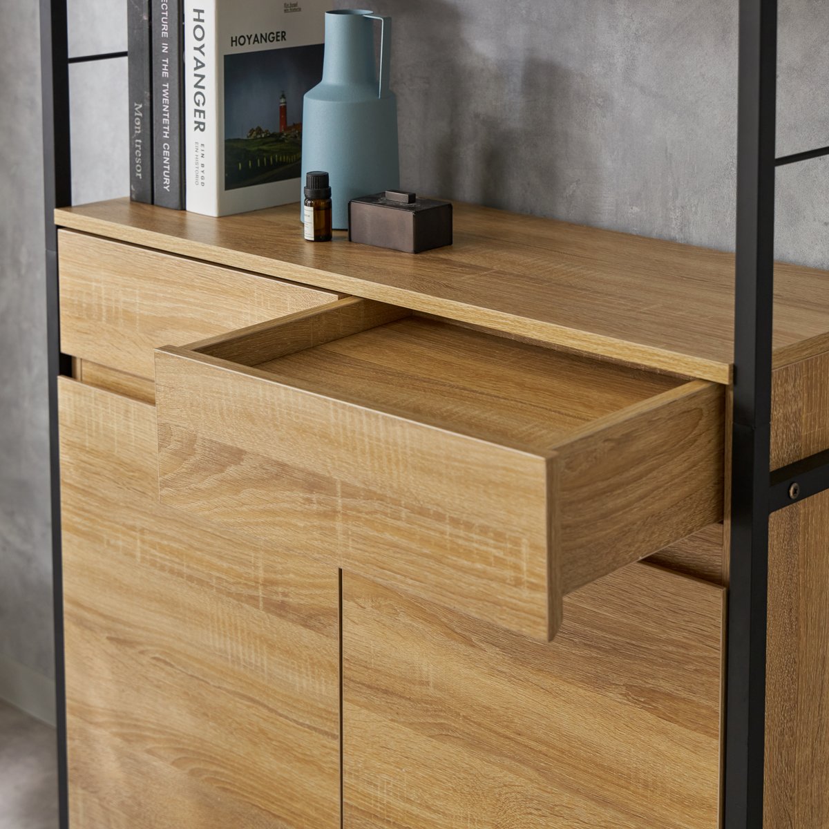 nissen's tweet image. 「薄い本がしっかり入って、こだわりのインテリアに擬態できて、隠し部屋もある本棚をつくる」という企画を水面下でひっそり進行させていました。
2026年のどこかでご紹介できそうです。