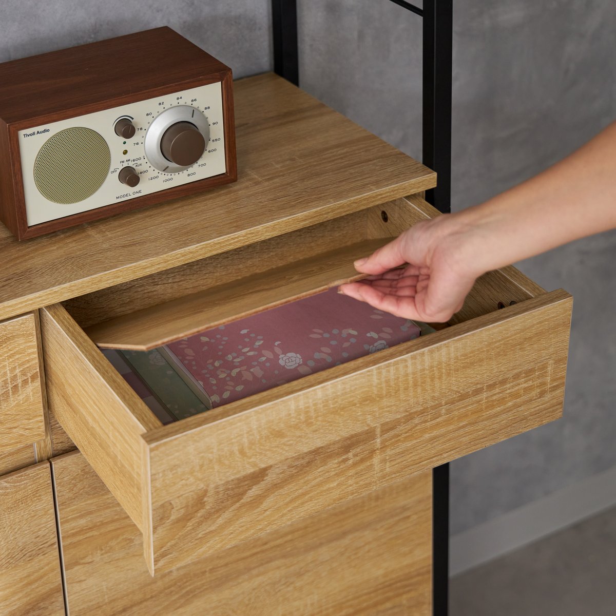 nissen's tweet image. 「薄い本がしっかり入って、こだわりのインテリアに擬態できて、隠し部屋もある本棚をつくる」という企画を水面下でひっそり進行させていました。
2026年のどこかでご紹介できそうです。