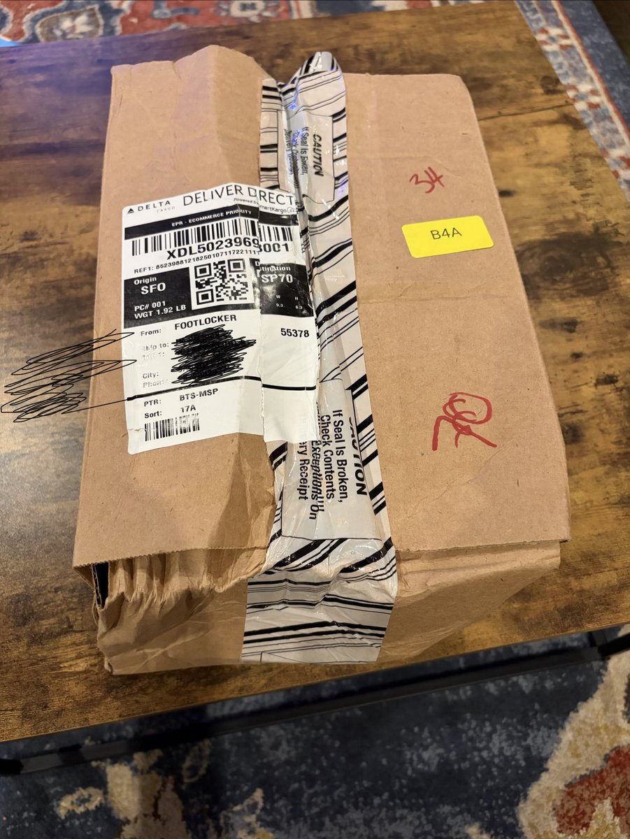 heath_stoll's tweet photo. Man @footlocker I know it’s the holidays and shipping is crazy, but this is unacceptable don’t you think? https://t.co/aNnBQQFXhg