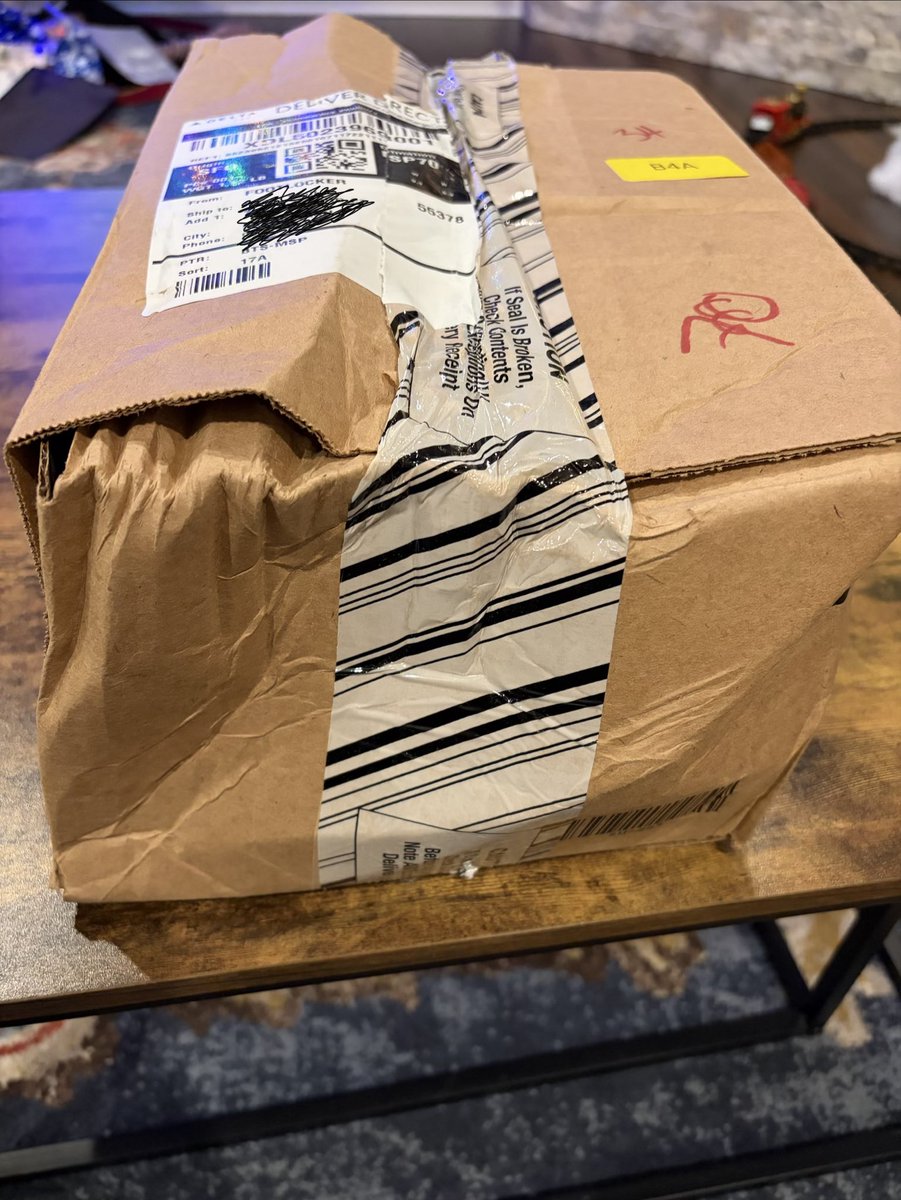 heath_stoll's tweet photo. Man @footlocker I know it’s the holidays and shipping is crazy, but this is unacceptable don’t you think? https://t.co/aNnBQQFXhg