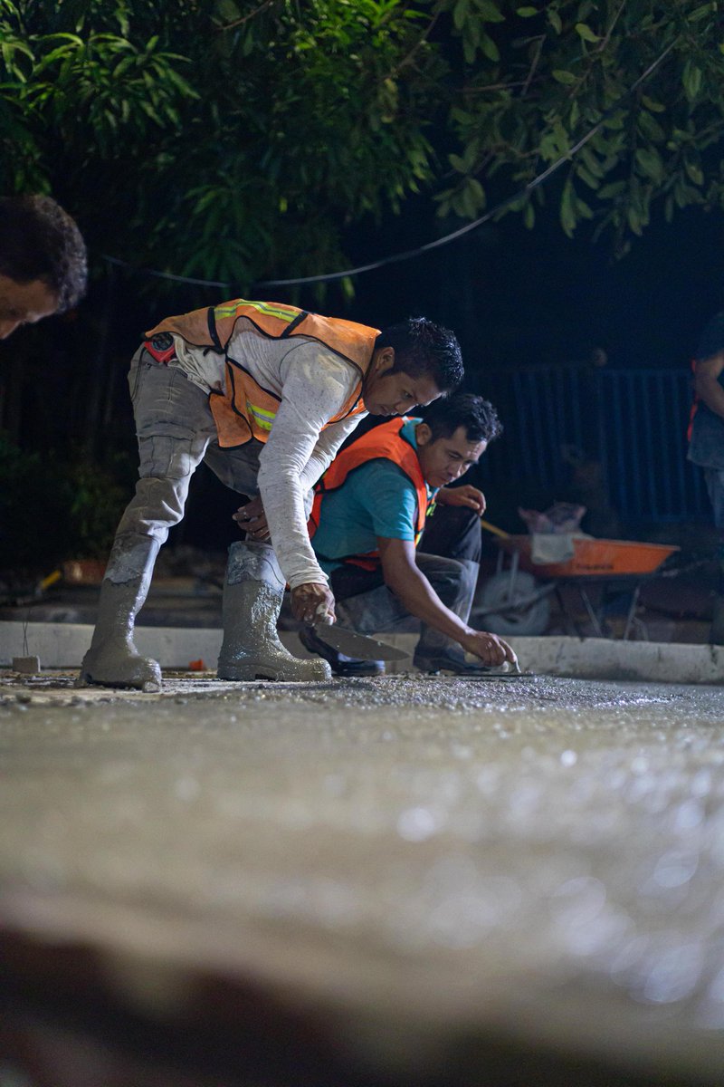 Sebas_RM's tweet photo. En la víspera de la Nochebuena, el @FonaturMX sigue trabajando en Acapulco. 

Me compartieron estas imágenes del colado de la vialidad en el Corredor Turístico de Caleta de la Bahía Histórica. 

Gracias a todos los que están haciendo que esto sea posible.

#AcapulcoSeTransformaContigo