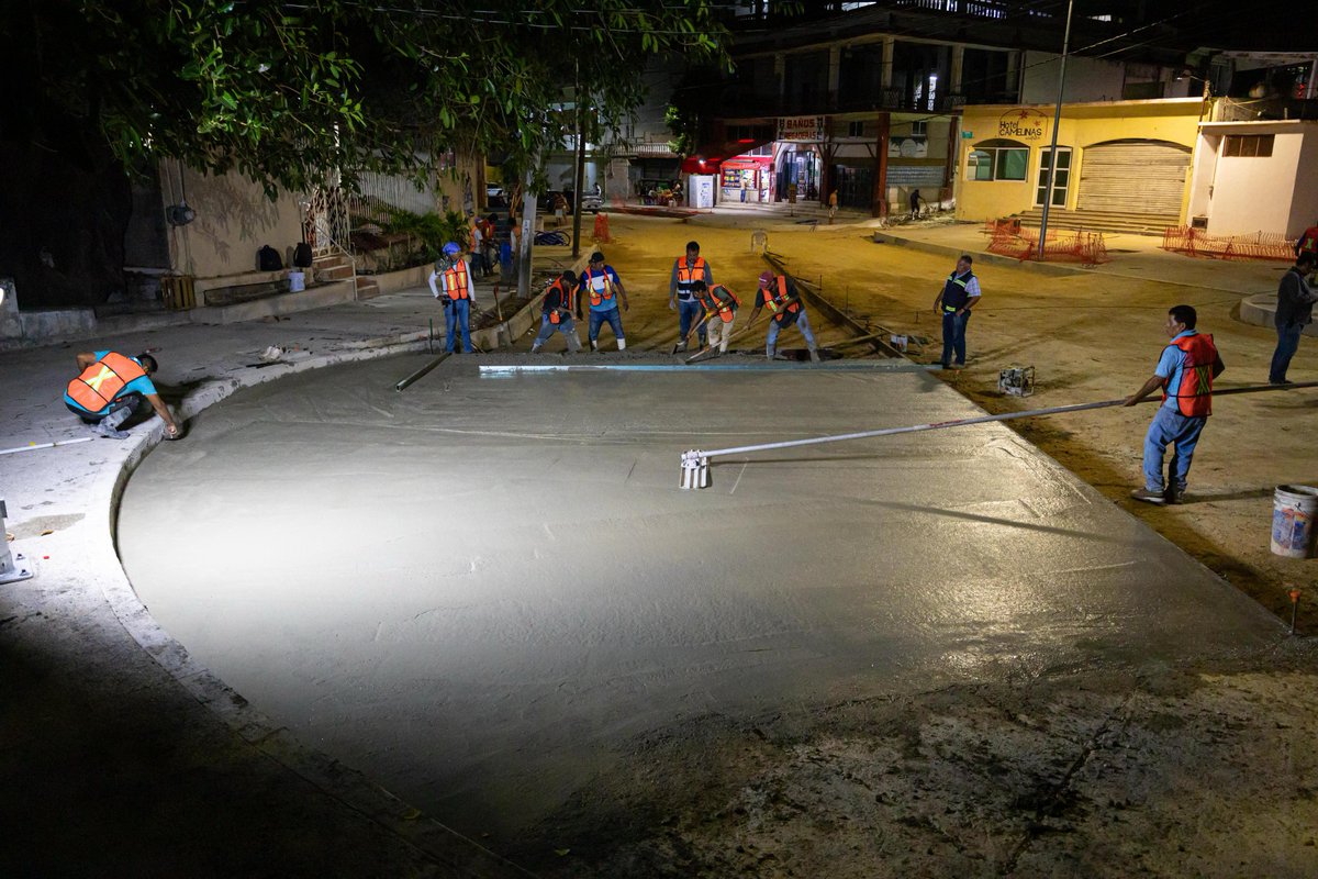 En la víspera de la Nochebuena, el <a href="/FonaturMX/">Fonatur</a> sigue trabajando en Acapulco. 

Me compartieron estas imágenes del colado de la vialidad en el Corredor Turístico de Caleta de la Bahía Histórica. 

Gracias a todos los que están haciendo que esto sea posible.
