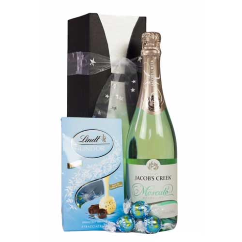 GiftsdeliveryAU's tweet image. This Christmas, order online these Jacobs Creek Sparkling Moscato and Lindt and Moscato Rosa and Strawberry Lindt to your loved ones in Australia. For orders, please call or WhatsApp at - +61480021084 and visit -giftsdeliveryaustralia.com.au/moscato-rosa... #MelbourneEats #perth #brisbane