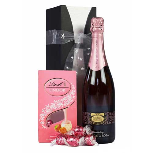 GiftsdeliveryAU's tweet image. This Christmas, order online these Jacobs Creek Sparkling Moscato and Lindt and Moscato Rosa and Strawberry Lindt to your loved ones in Australia. For orders, please call or WhatsApp at - +61480021084 and visit -giftsdeliveryaustralia.com.au/moscato-rosa... #MelbourneEats #perth #brisbane
