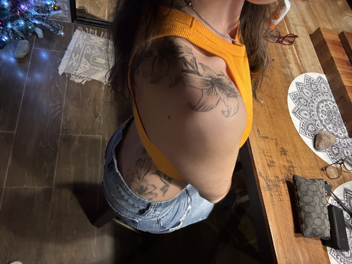 2fedlu's tweet image. your favorite tatted girl 🤭🤗
