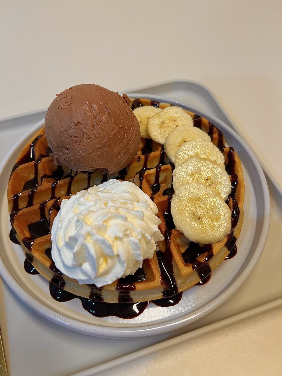 3MEXYOACT's tweet image. Dot Gelato🍦✨ เจลลาโต้เนื้อเหนียวนุ่มหนึบ กินเพลินมาก สั่งมาชิมหลายรสชาติ ดีทุกรสเลยนะ🥹 แต่ที่โดนตกสุดๆก็คือ มัทฉะ &amp;amp; พิสตาชิโอ้ไอเลิฟ! หรือจะเลือกแบบวาฟเฟิลวิปครีมก็ฟินน🫨 ช่วงนี้ร้านตกแต่งเป็นธีมคริสต์มาสแวะมากินไอติมเช็คอินถ่ายรูปสวยๆกันน🎅🎄🎁✨
พิกัด📍BTS ช้างเอราวัณ Exit.6…