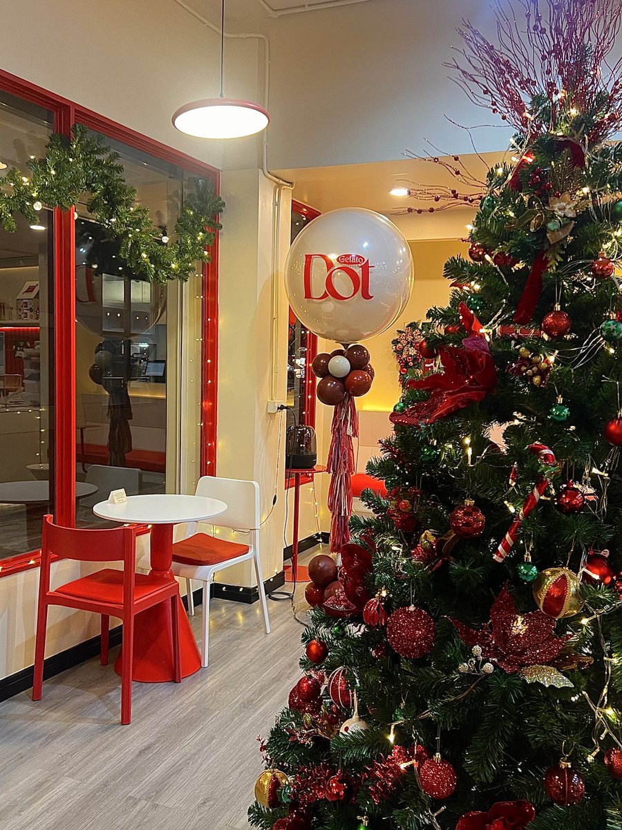 3MEXYOACT's tweet image. Dot Gelato🍦✨ เจลลาโต้เนื้อเหนียวนุ่มหนึบ กินเพลินมาก สั่งมาชิมหลายรสชาติ ดีทุกรสเลยนะ🥹 แต่ที่โดนตกสุดๆก็คือ มัทฉะ &amp;amp; พิสตาชิโอ้ไอเลิฟ! หรือจะเลือกแบบวาฟเฟิลวิปครีมก็ฟินน🫨 ช่วงนี้ร้านตกแต่งเป็นธีมคริสต์มาสแวะมากินไอติมเช็คอินถ่ายรูปสวยๆกันน🎅🎄🎁✨
พิกัด📍BTS ช้างเอราวัณ Exit.6…