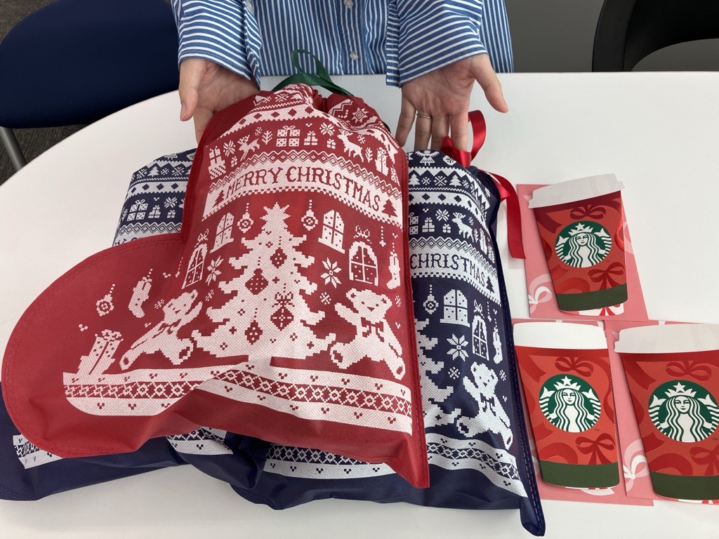Akamon_Willex's tweet photo. 【もうすぐクリスマス🎄】
来年4月から仲間になってくださる学生の皆さんへ、ささやかですがクリスマスプレゼント🎅
学生生活最後のクリスマス、ご家族やご友人と楽しんでいただけたら嬉しいです😊
#2026新卒 #クリスマス2025 https://t.co/SWnE270B0b
