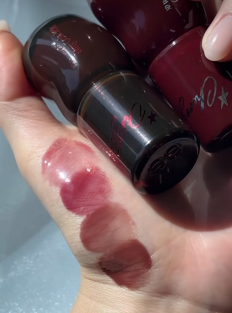 reviewchoey's tweet image. กรี้ดดด! Fwee cola gloss ที่ไวรัลมากๆเข้าไทยแล้วว🍒 สวยมากกกกกก โทนสีก่ำๆแบบนี้คือเก็บได้เก็บ ตอนนี้ลดเกือบ 50% เลยยย