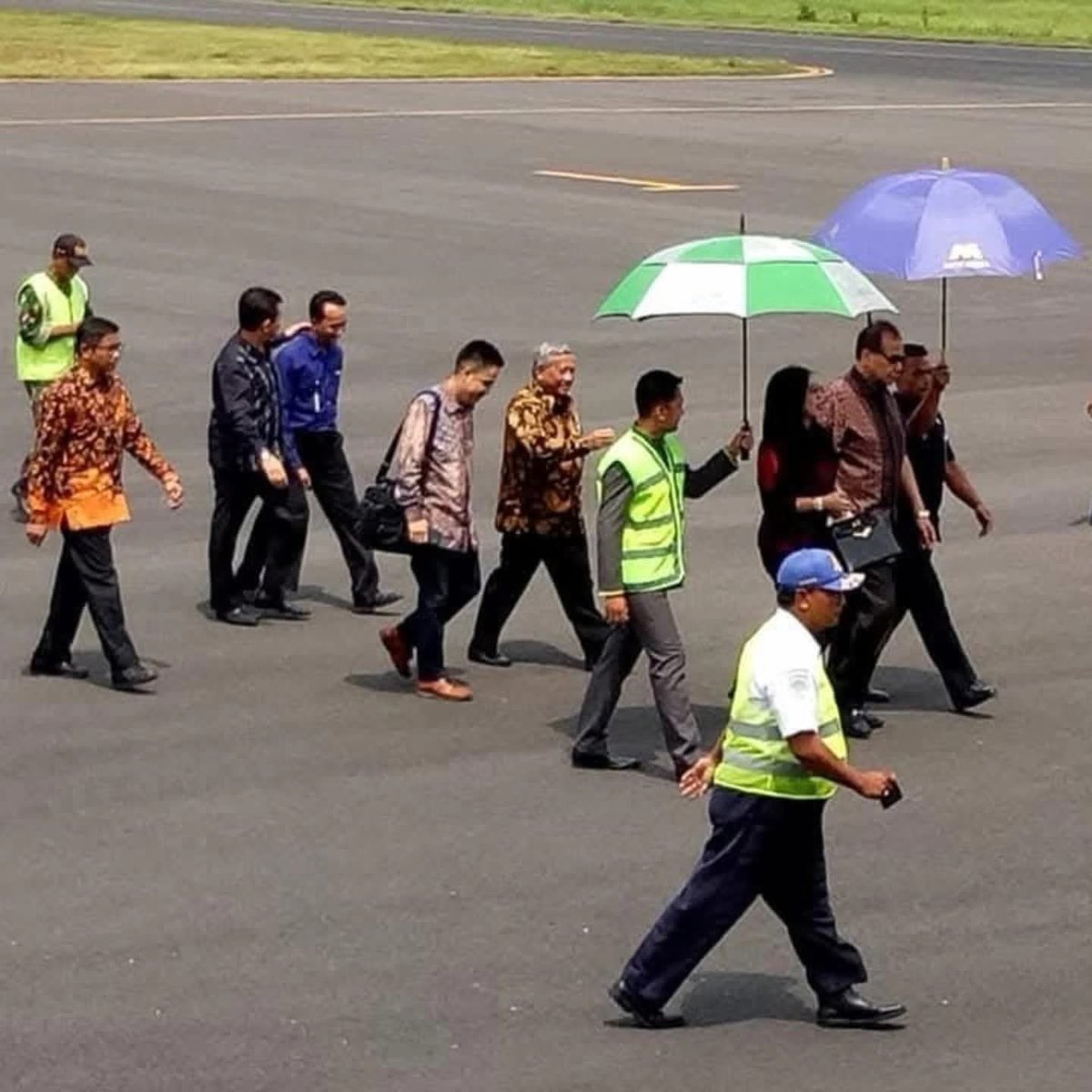 Intelektualitas boleh tinggi, namun apa arti alim bila tak disertai takdzim.
Ternyata hanya akan menjelma gedibal korporat. Tak lebih.