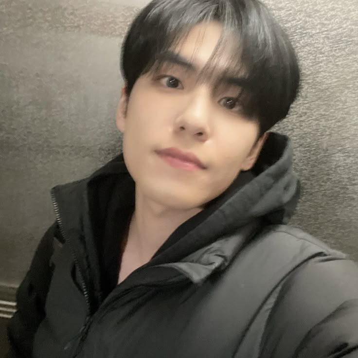 susususueuu's tweet photo. 새벽 출근하는 승무원 같음 https://t.co/imanJJayJb