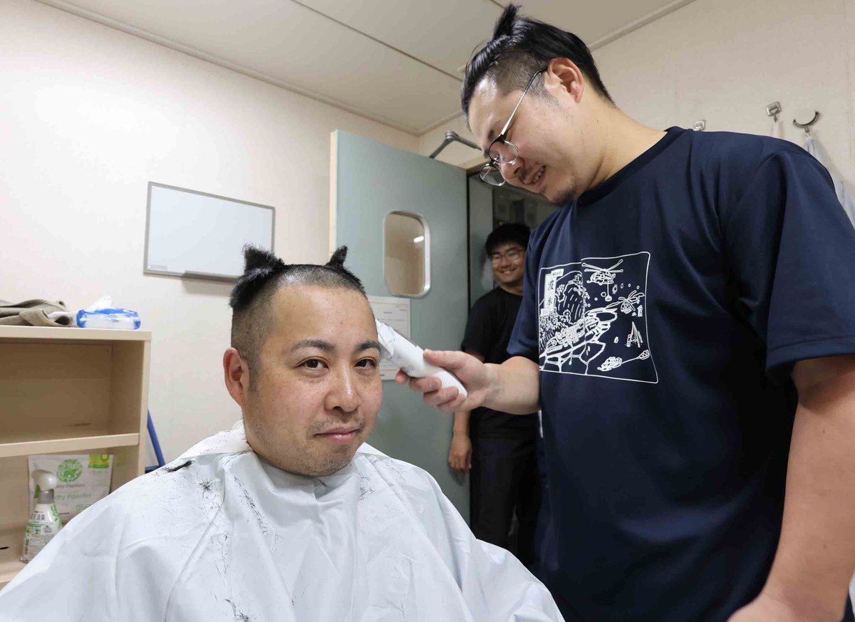 南極観測船「しらせ」には理髪室もあります。昭和基地入りを前に刈り上げる隊員も。途中でちょっといたずらして、角はやしちゃいました。林田さんごめんね！　#南極 #観測隊 #しらせ