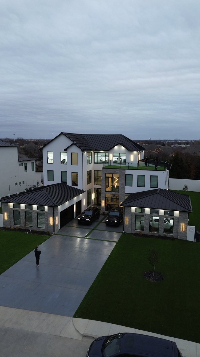 mrsingh9's tweet photo. Real life goals! Imagine calling this home 😍
Follow @ SinghRealEstateGroup on instagram and TikTok 🏡 https://t.co/JLNfL8hepL