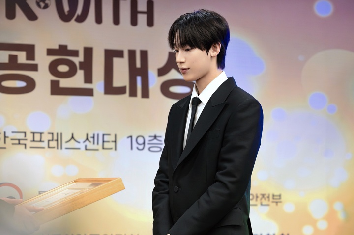 엔하이픈 선우, '대한민국사회공헌대상' 외교부장관상 수상 
#엔하이픈 #ENHYPEN #선우 #SUNOO #대한민국사회공헌대상 
#외교부장관상수상 #기부금전달 #산불피해지원금 #iMBC연예 

선우는 이날 시상식에 참석해 "저보다 더 훌륭하신 분들이 많은데 제가 이런 큰 상을 받아도 될지 쑥스럽다"라며