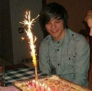 LouisCrave28's tweet image. The extremely handsome and talented singer-songwriter, performer, footballer (kind of), and designer, Louis Tomlinson, turns 34. Happy birthday, Louis.