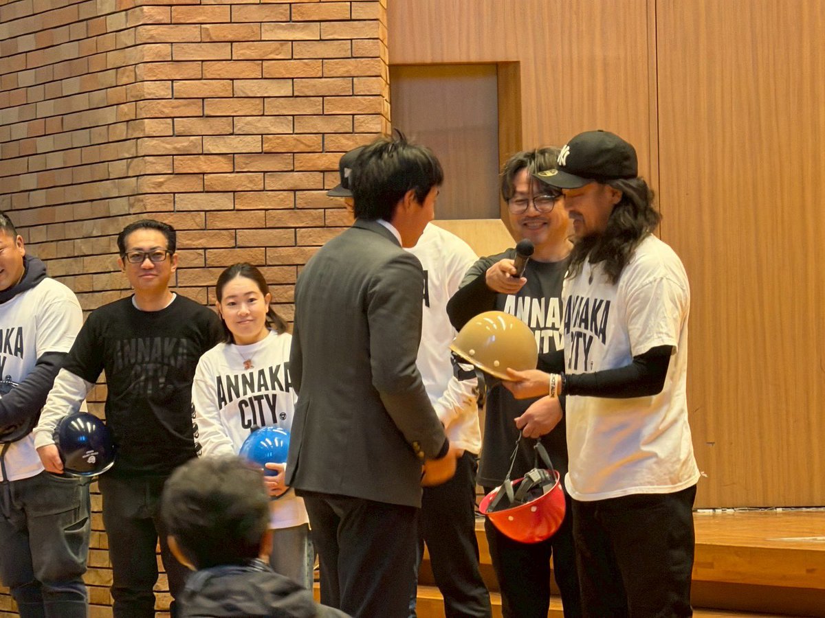 MOTEKI_G_FREAK's tweet photo. 中学、高校と6年間通わせていただいた我が母校。新島学園中学の礼拝堂にて
このヘルメットがどんな経緯で、どういう気持ちで皆の手に渡ったかかを説明

在学時は本当に迷惑かけてばかり
学風は変わらずお世話になった先生達にも会えた

この日は個人的にグッとくるものが

ありがとう

@annaka_h_pro https://t.co/rU8sZlCKUi
