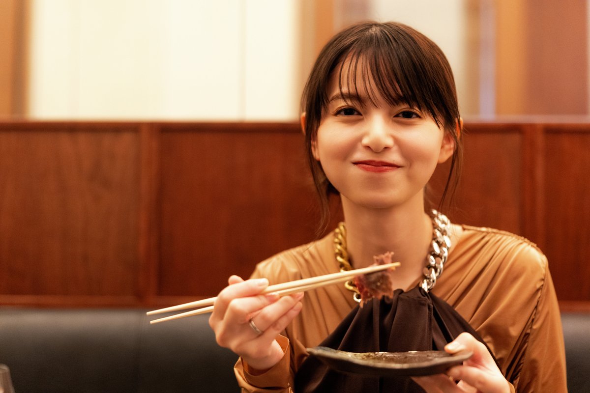 ˗ˏˋ📣 #齋藤飛鳥 さん
麻布台のラグジュアリーな焼肉店へ！ Vol.1 ˎˊ˗

丸1年ぶりに東京カレンダーの表紙に登場する齋藤飛鳥さん。

焼肉といえば“町焼肉”ばかりという飛鳥さんを、麻布台にあるラグジュアリーな雰囲気が漂う『YORONIKU TOKYO』へお連れしました！