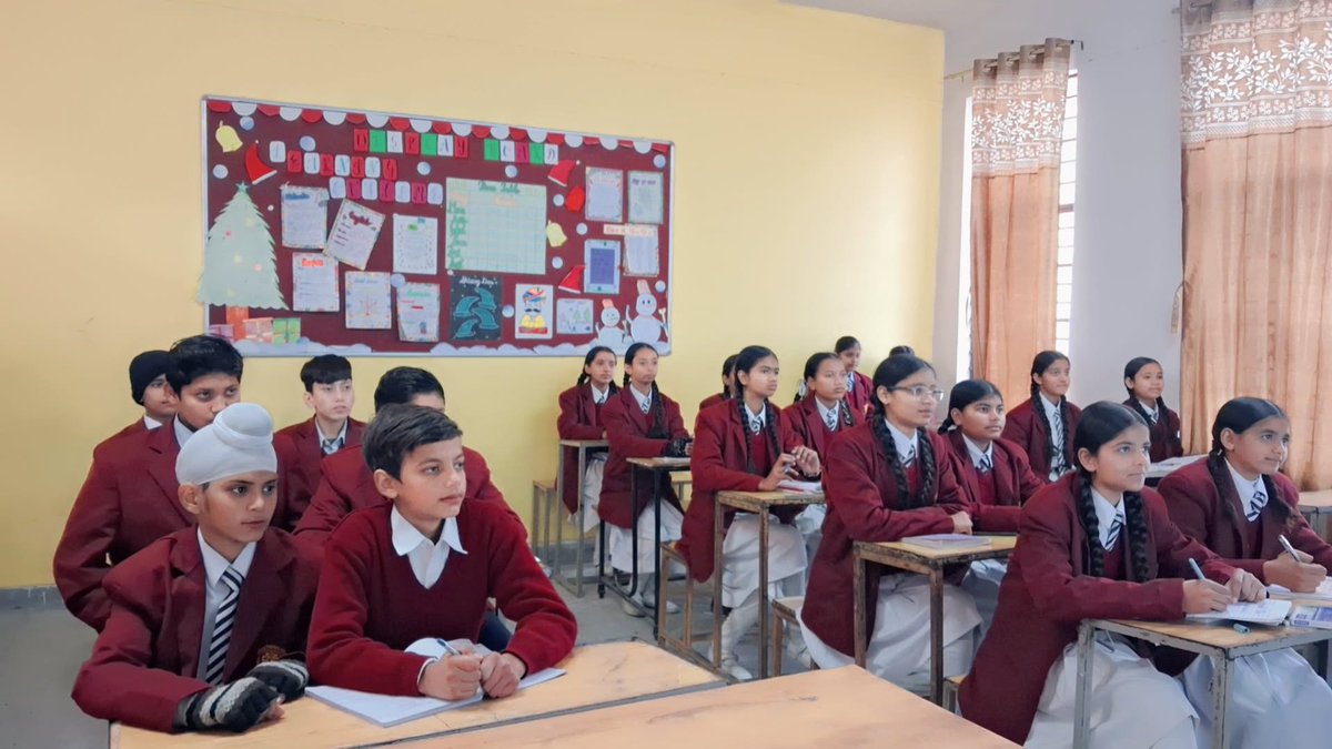 jnvhoshiarpur's tweet image. An interactive demonstration of the AI course under SOAR – AI Skill Education  been conducted to create awareness abt AI ,its real-life applications. The session helped students understand how AI works, its growing importance in daily life.

#SOAR
#FutureReadySkills
#DigitalIndi