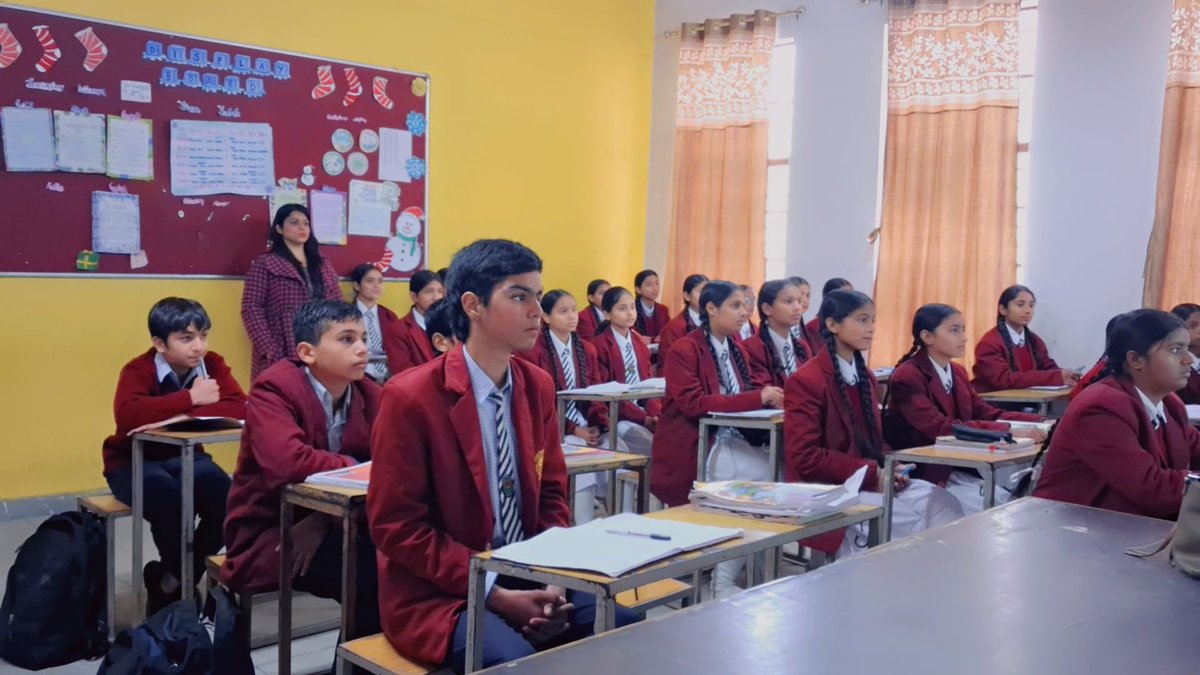 jnvhoshiarpur's tweet image. An interactive demonstration of the AI course under SOAR – AI Skill Education  been conducted to create awareness abt AI ,its real-life applications. The session helped students understand how AI works, its growing importance in daily life.

#SOAR
#FutureReadySkills
#DigitalIndi
