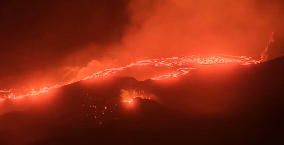 USGSVolcanoes's tweet photo. To catch the live views, here are the links to the three streaming cameras:

V1: https://t.co/ImHtwLuTuw

V2: https://t.co/zoAeaCzIaW

V3: https://t.co/4lo1nttIjp https://t.co/bLryO5wpfw